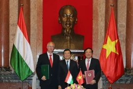 Chủ tịch nước Trương Tấn Sang chứng kiến lễ ký Hiệp định tương trợ tư pháp về hình sự giữa Việt Nam và Hungary. (Ảnh: Nguyễn Khang/TTXVN)