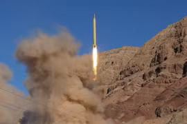 IRGC phóng thử hai tên lửa đạn đạo trong khuôn khổ một cuộc tập trận quân sự hôm 9/3. (Nguồn: AFP/TTXVN)