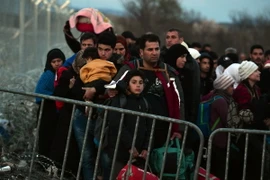Người tị nạn Syria và Iraq bị mắc kẹt tại khu vực biên giới Hy Lạp-Macedonia. (Nguồn: AFP/TTXVN)