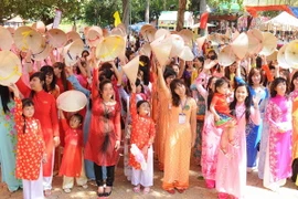 Đông đảo người dân Thành phố Hồ Chí Minh tham gia Lễ hội áo dài. (Ảnh: An Hiếu/TTXVN)