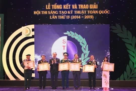 Giáo sư-tiến sỹ Nguyễn Thiện Nhân trao Bằng khen của Thủ tướng Chính phủ cho sáu cá nhân, tập thể đoạt giải Nhất của Hội thi. (Ảnh: Anh Tuấn/TTXVN)