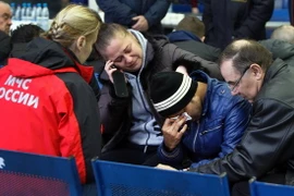 Nỗi đau của người thân các nạn nhân vụ tai nạn máy bay tại Rostov-on-Don. (Nguồn: AFP/TTXVN)