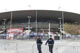 Cảnh sát Pháp tuần tra bên ngoài sân vận động Stade de France. (Nguồn: AFP/TTXVN)