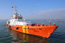 Tàu SAR 412 đi cứu nạn vào cập bờ an toàn tại Đà Nẵng. (Ảnh: Trần Lê Lâm/TTXVN)