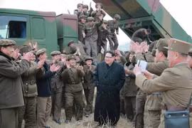 Nhà lãnh đạo Triều Tiên Kim Jong-Un thị sát cuộc bắn thử từ bệ phóng rocket đa nòng mới. (Nguồn: YONHAP/TTXVN)