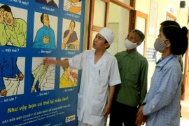 Tuyên truyền cho bệnh nhân lao tại Bệnh viện tỉnh Thái Bình. (Ảnh: Dương Ngọc/TTXVN)