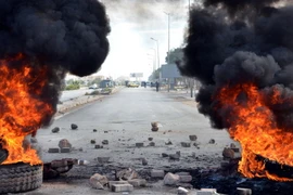 Người biểu tình đốt lốp xe phong tỏa một tuyến đường ở Ben Guerdane ngày 21/1. (Nguồn: AFP/TTXVN)