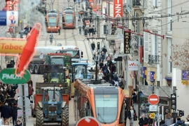 Nông dân Pháp phong tỏa tuyến đường ở Le Mans, tây bắc nước Pháp ngày 27/1. (Nguồn: AFP/TTXVN)