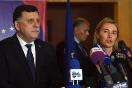Thủ tướng Libya Fayez el-Sarraj (trái) và Cao ủy Liên minh châu Âu phụ trách chính sách an ninh- đối ngoại Federica Mogherini trong cuộc họp báo về việc thành lập Chính phủ đoàn kết dân tộc ở Libya. (Nguồn: AFP/TTXVN)