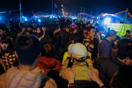 Du khách đổ về chơi chợ Viềng ở Nam Định. (Ảnh: Hà My/TTXVN) 