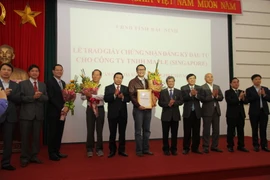 Lãnh đạo tỉnh Bắc Ninh trao giấy chứng nhận đầu tư có tổng vốn 110 triệu USD cho Công ty Trách nhiệm hữu hạn Maple. (Ảnh: Thái Hùng/TTXVN)