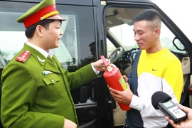 Lực lượng Cảnh sát phòng cháy, chữa cháy và Cứu nạn, cứu hộ kiểm tra, tuyên truyền nhắc nhở lái xe trang bị bình chữa cháy tại đường cao tốc Pháp Vân-Cầu Giẽ. (Ảnh: Doãn Tấn/TTXVN)