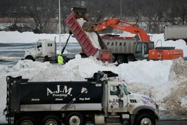 Dọn tuyết trên các đường phố ở Washington DC sau trận bão tuyết. (Nguồn: AFP/TTXVN)