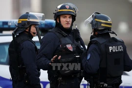 Cảnh sát Pháp tham gia chiến dịch truy quét nghi can khủng bố ở Saint-Denis. (Nguồn: THX/TTXVN)