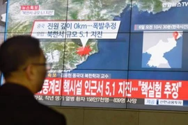 Người dân Hàn Quốc theo dõi bản tin về những rung chấn của động đất gần bãi thử hạt nhân Punggye-ri của Triều Tiên được phát qua truyền hình tại Seoul. (Nguồn: Kyodo/TTXVN)