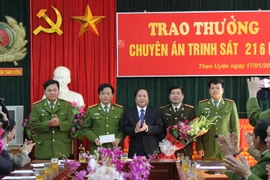 Khen thưởng chuyên án trinh sát 216.P - Công an huyện Than Uyên. (Nguồn: TTXVN)
