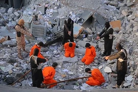 Năm người đàn ông bị IS hành quyết. (Nguồn: dailymail.co.uk)