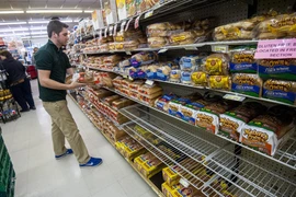Người dân chọn mua hàng tại một siêu thị ở Mỹ. (Nguồn: AP