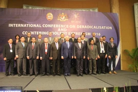 Trưởng đoàn các nước chụp ảnh cùng Thủ tướng Malaysia Najib Razak (thứ 5 từ phải). (Ảnh: Kim Dung-Chí Giáp/Vietnam+)