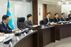 Tổng thống Hàn Quốc Park Geun-hye (thứ ba, trái) triệu tập cuộc họp an ninh khẩn cấp để thảo luận về tuyên bố của Triều Tiên thử thành công bom H. (Nguồn: Yonhap/TTXVN)