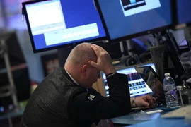 Giao dịch viên làm việc tại thị trường chứng khoán New York (Mỹ). (Nguồn: AFP/TTXVN)