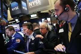Giao dịch viên làm việc tại sàn giao dịch chứng khoán New York, Mỹ. (Nguồn: AFP/TTXVN)