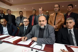 Đại diện 24 thành phố của Libya ký thỏa thuận thành lập Chính phủ đoàn kết dân tộc. (Nguồn: AFP/TTXVN)
