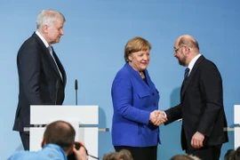 Thủ tướng Đức Angela Merkel (giữa), Chủ tịch CSU Horst Seehofer (trái) và Chủ tịch SPD Martin Schulz (phải) tại cuộc họp báo sau các vòng đàm phán ở Berlin ngày 12/1. (Nguồn: THX/TTXVN)