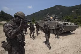 Binh sỹ và xe quân sự Hàn Quốc tham gia một cuộc tập trận ở Cherwon, phía Bắc Seoul. (Nguồn: Yonhap/TTXVN)