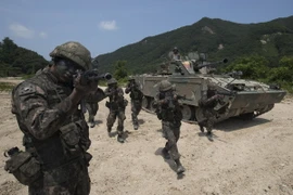 Binh sỹ và xe quân sự Hàn Quốc tham gia một cuộc tập trận ở Cherwon, phía Bắc Seoul. (Nguồn: Yonhap/TTXVN)