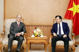 Phó Thủ tướng Trịnh Đình Dũng tiếp Hầu tước James Mayer Sassoon. (Ảnh: Nguyễn Dân/TTXVN)