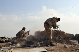 Binh sỹ Syria giao tranh với lực lượng nổi dậy tại làng Sawwan, phía nam Khanasser thuộc Aleppo. (Nguồn: AFP/TTXVN)