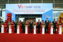 Lễ cắt băng khai mạc triển lãm. (Ảnh: Huy Hùng/TTXVN)