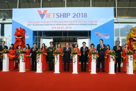 Lễ cắt băng khai mạc triển lãm. (Ảnh: Huy Hùng/TTXVN)