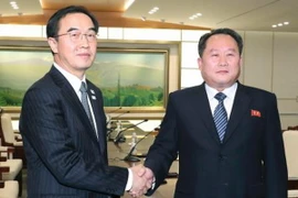 Trưởng đoàn đàm phán Hàn Quốc Cho Myoung Gyon (trái) và Trưởng đoàn đàm phán Triều Tiên Ri Son Gwon tại cuộc đàm phán liên Triều ở làng đình chiến Panmunjeom ngày 9/1. (Nguồn: Kyodo/TTXVN)