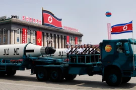 Diễu binh diễu hành nhân kỷ niệm 105 năm ngày sinh cố Chủ tịch Kim Nhật Thành ở Bình Nhưỡng. (Nguồn: EPA/TTXVN)