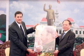  Phó Bí thư Thành ủy Thành phố Hồ Chí Minh Tất Thành Cang tiếp Phó Trưởng ban Đối ngoại Trung ương Đảng Cộng sản Cuba Juan Carlos Marsan. (Ảnh: Xuân Khu/TTXVN)