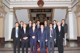 Chủ tịch UBND Thành phố Hồ Chí Minh Nguyễn Thành Phong tiếp ông Tokihiro Nakamura, Thống đốc tỉnh Ehime cùng đoàn doanh nghiệp. (Ảnh: Thanh Vũ/TTXVN)