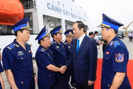 Chủ tịch nước Trần Đại Quang với cán bộ, chiến sỹ Bộ Tư lệnh Vùng Cảnh sát biển 3. (Ảnh: Nhan Sáng/TTXVN)