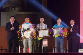 Bí thư Tỉnh ủy Nghệ An Nguyễn Đắc Vinh (ngoài cùng bên trái) và Chủ tịch Ủy ban nhân dân tỉnh Nghệ An Nguyễn Xuân Đường (ngoài cùng bên phải) trao tặng Bằng khen cho các cầu thủ U23 Việt Nam quê xứ Nghệ. (Ảnh: Thanh Tùng/TTXVN)