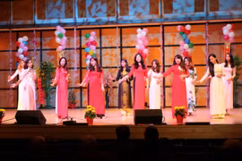 Biểu diễn áo dài Việt Nam do các sinh viên Việt Nam tại Toronto thể hiện. (Ảnh: Trường Giang/TTXVN​)