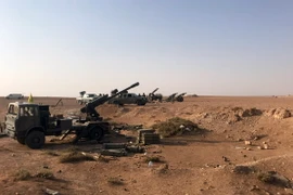 Pháo binh được triển khai ở làng Suwayiah, khu vực biên giới Syria. (Nguồn: AFP/TTXVN)