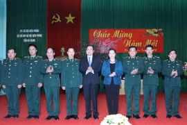 Chủ tịch Quốc hội Nguyễn Thị Kim Ngân và Chủ tịch Ủy ban Trung ương MTTQ Việt Nam Trần Thanh Mẫn chụp ảnh với cán bộ lãnh đạo Bộ Chỉ huy Biên phòng tỉnh Hà Giang. (Ảnh: Trọng Đức/TTXVN)