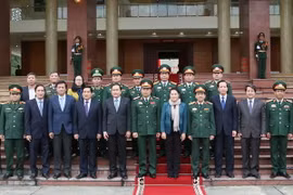Chủ tịch Quốc hội Nguyễn Thị Kim Ngân chụp ảnh lưu niệm cùng cán bộ, chiến sỹ Quân khu 2. (Ảnh: Trọng Đức/TTXVN)
