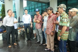 Các cán bộ Đại sứ quán Việt Nam tại Indonesia nói chuyện với ngư dân tại sân bay. (Ảnh: Đỗ Quyên/Vietnam+)