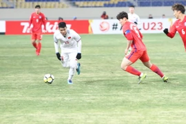 Một pha tranh bóng giữa cầu thủ U23 Việt Nam và U23 Hàn Quốc. (Ảnh: Hoàng Linh/Vietnam+)