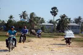 Người dân tỉnh Kiên Giang và Campuchia đi lại qua tuyến biên giới Hà Tiên. (Ảnh: Lê Sen/TTXVN)