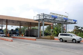 Xả Trạm thu phí BOT Sóc Trăng. (Ảnh: Trung Hiếu/TTXVN)
