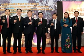 Phó Thủ tướng Phạm Bình Minh và Phó Ủy viên trưởng Ủy ban thường vụ đại hội đại biểu nhân dân toàn quốc nước CHND Trung Hoa Trần Trúc và các đại biểu tại lễ kỷ niệm. (Ảnh: Nguyễn Khang/TTXVN)