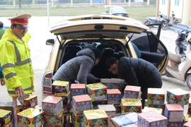 Số pháo phát hiện trên xe. (Ảnh: Đức Thọ/TTXVN)